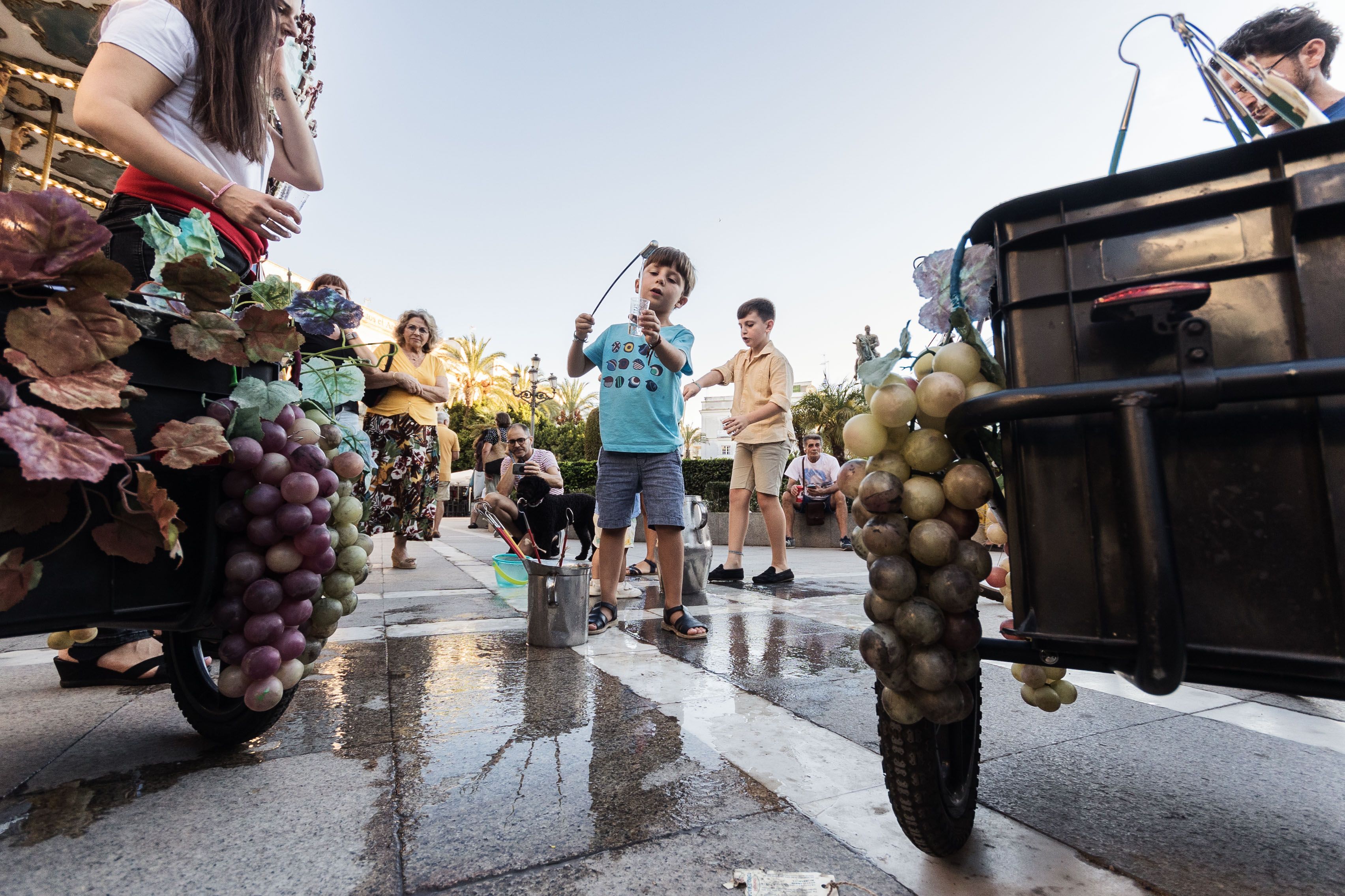 Venenciadores infantiles en las pasadas Fiestas de la Vendimia.