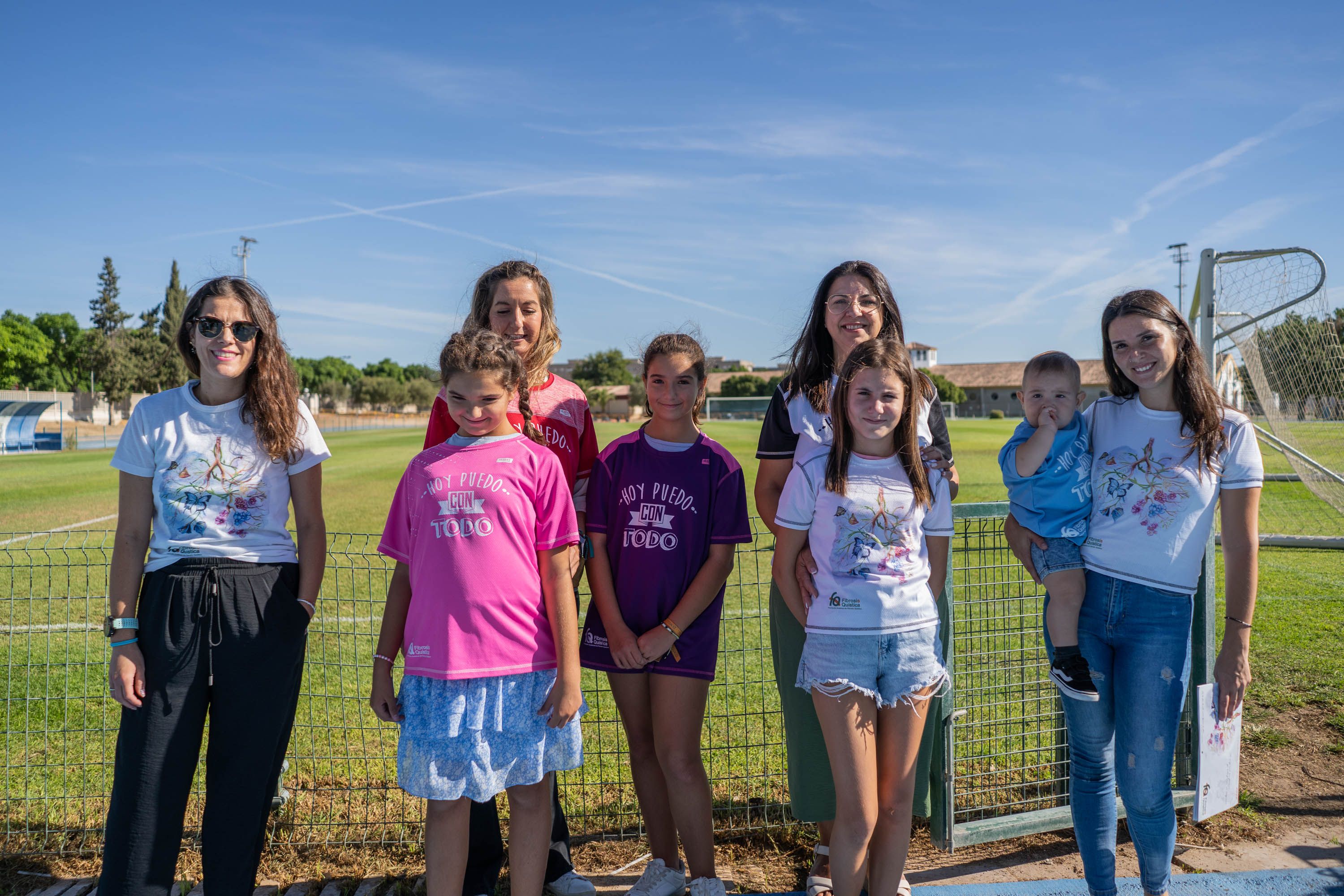 Varias personas afectadas por la fibrosis quística acudieron este viernes al complejo deportivo de Chapín para participar en una sesión de fotos para un calendario benéfico.