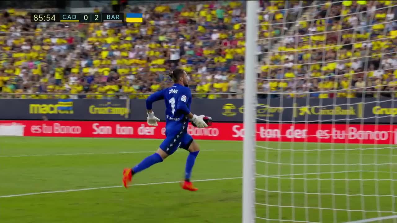 Momento en el que Ledesma corre con el desfibrilador para ayudar al aficionado del Cádiz.