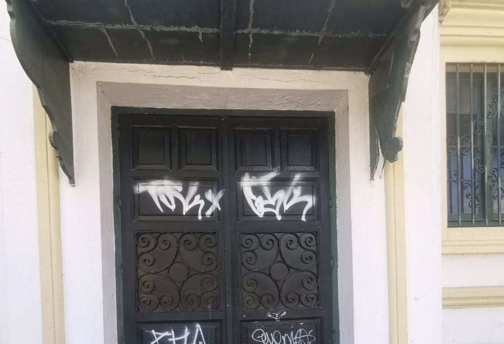 Una de las puertas de acceso al Lope de Vega de Sevilla, vandalizada y deteriorada.