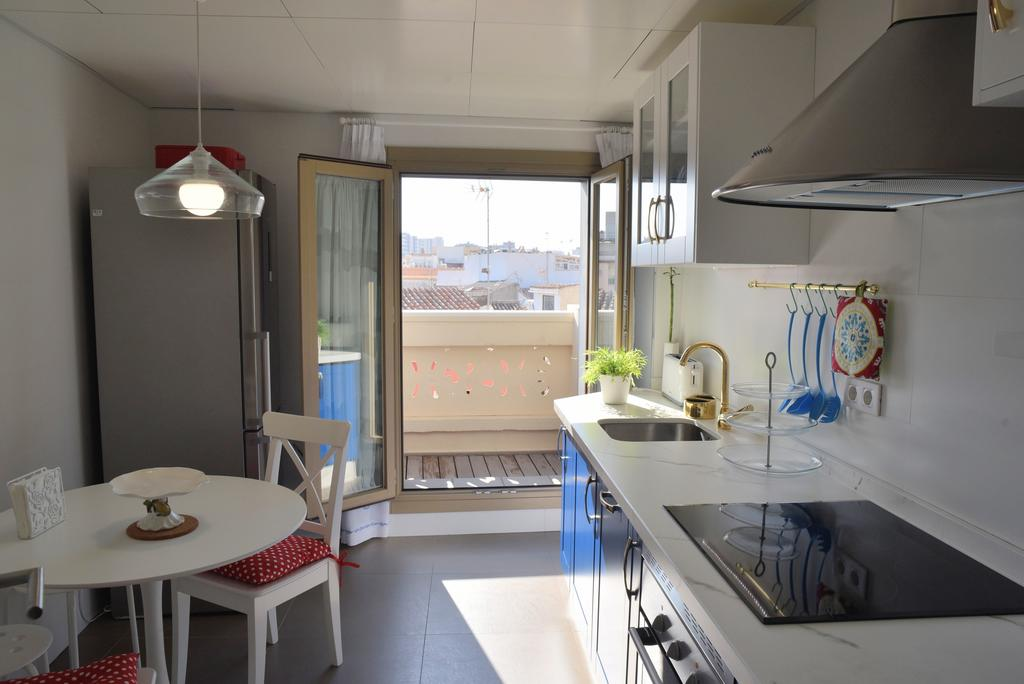 Cocina de un apartamento turístico en una imagen de archivo. Cocina de un apartamento turístico en una imagen de archivo.