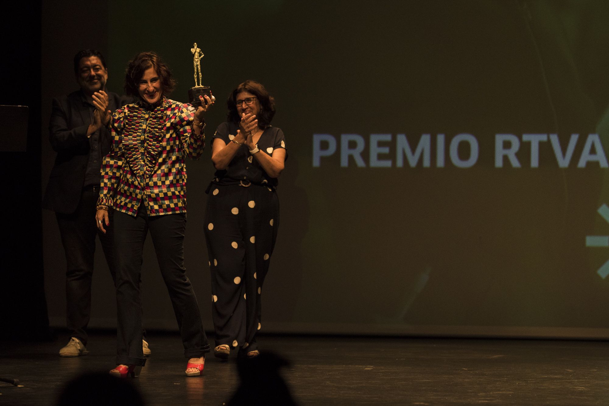 Una imagen de la gala de Generamma con el premio a Ana Rosa Diego.