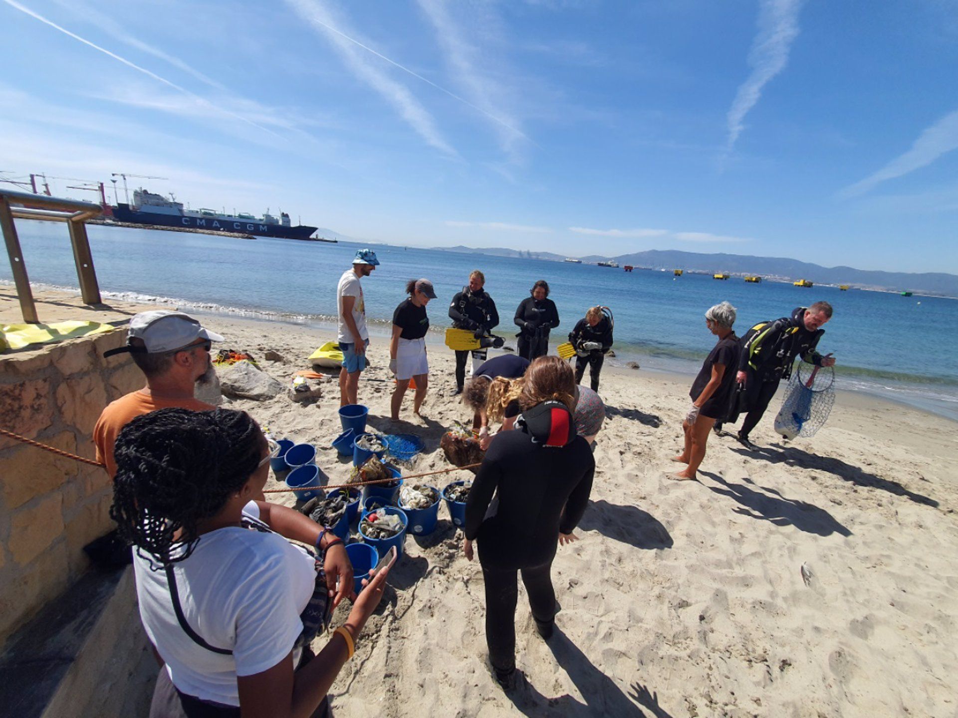Una imagen de los ecologistas en la recogida de basura.