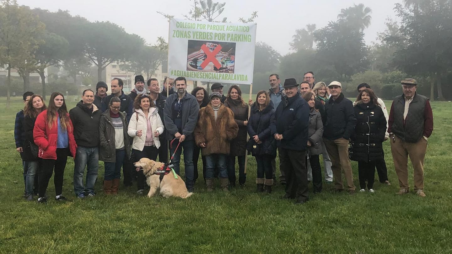 Protestas de diferentes colectivos en la parcela destina a parque acuático en Costa Ballena, en febrero pasado.