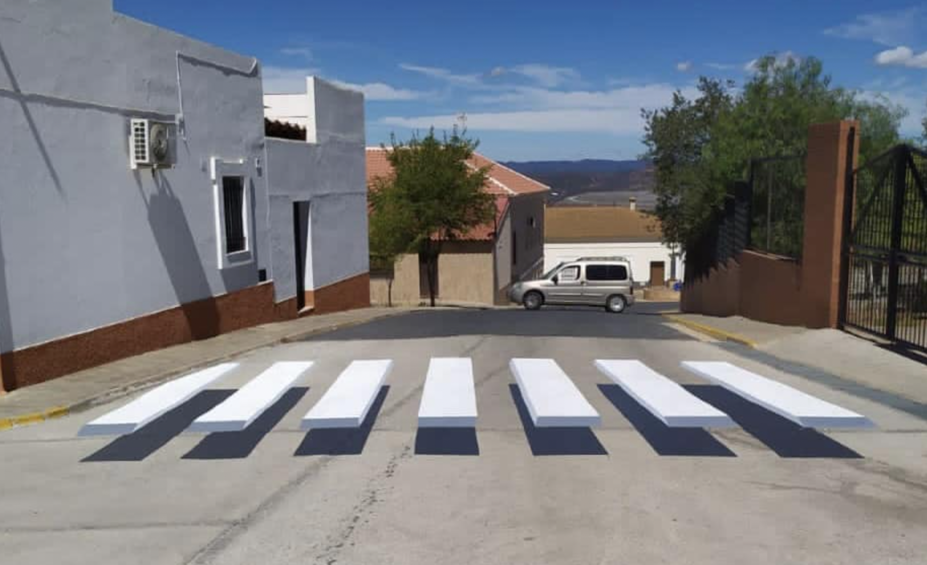 Paso de cebra ubicado en la entrada del CEIP La Rábida en El Campillo, Huelva.