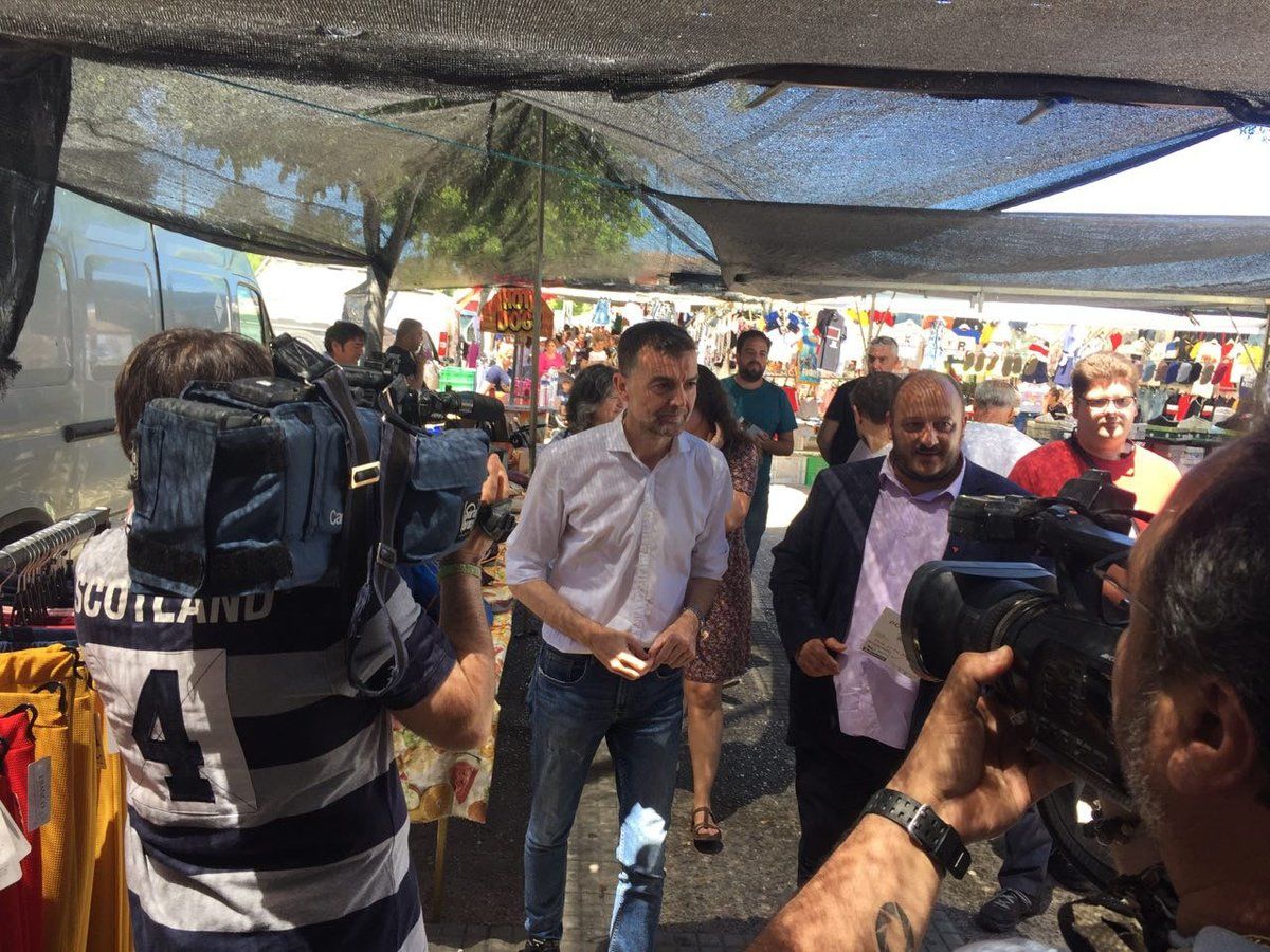El líder andaluz de IU, Antonio Maíllo, y Raúl Ruiz Berdejo, alcaldable de Adelante Jerez, en un acto el pasado lunes en el mercadillo de la zona sur.