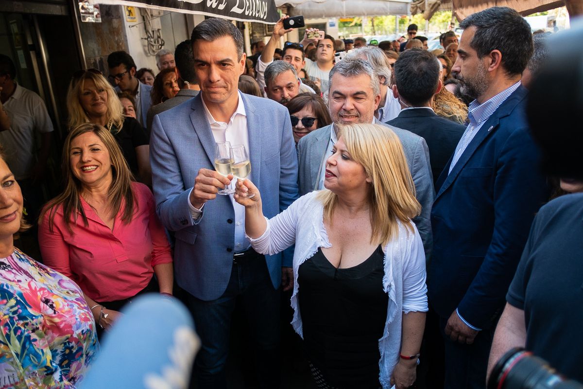 Pedro Sánchez junto a la alcaldesa del PSOE, en una visita en la pasada campaña. FOTO: MANU GARCÍA