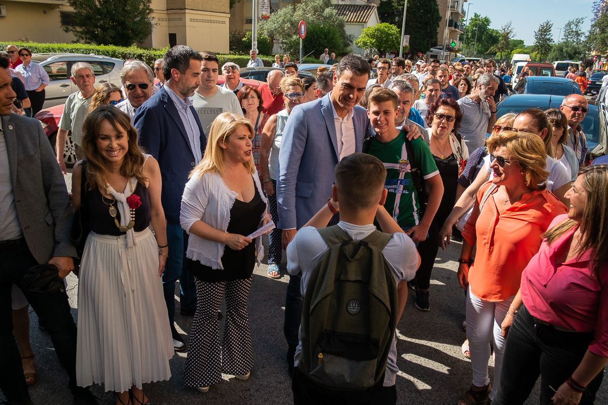 Pedro Sánchez, en una visita de una pasada campaña en Jerez, con Eva Bravo (la primera, a la izda. de la imagen) y Mamen Sánchez. Pedro Sánchez, en una visita de una pasada campaña en Jerez, con Eva Bravo (la primera, a la izda. de la imagen) y Mamen Sánchez.