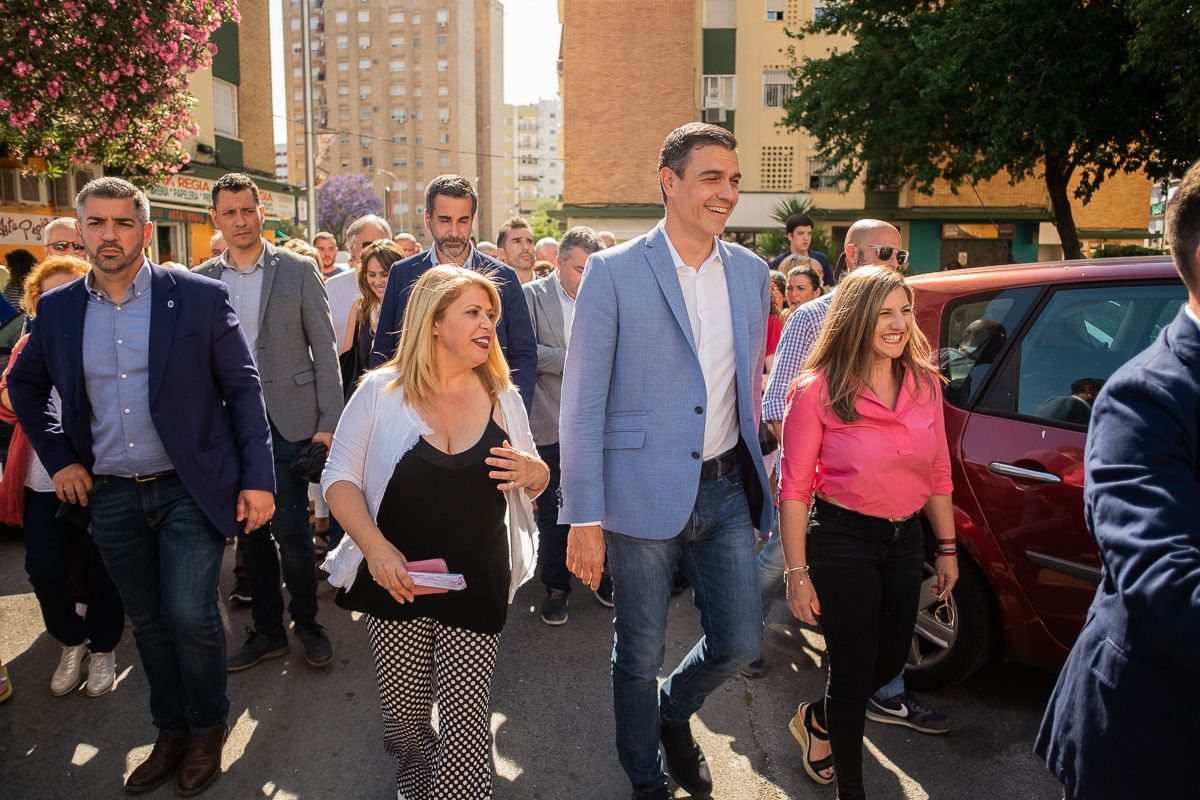 Mamen Sánchez e Irene García flanquean al presidente Sánchez, en una visita a Jerez, hace un año. FOTO: MANU GARCÍA