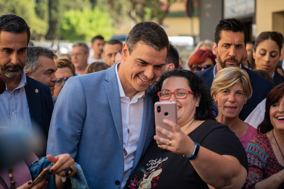 Pedro Sánchez haciéndose un 'selfie' con una vecina de Jerez en Princi Jerez. FOTO: MANU GARCÍA. 