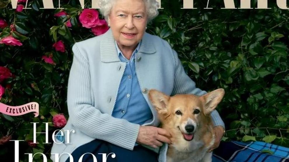 Isabel II junto a su Corgi.   VANITY FAIR