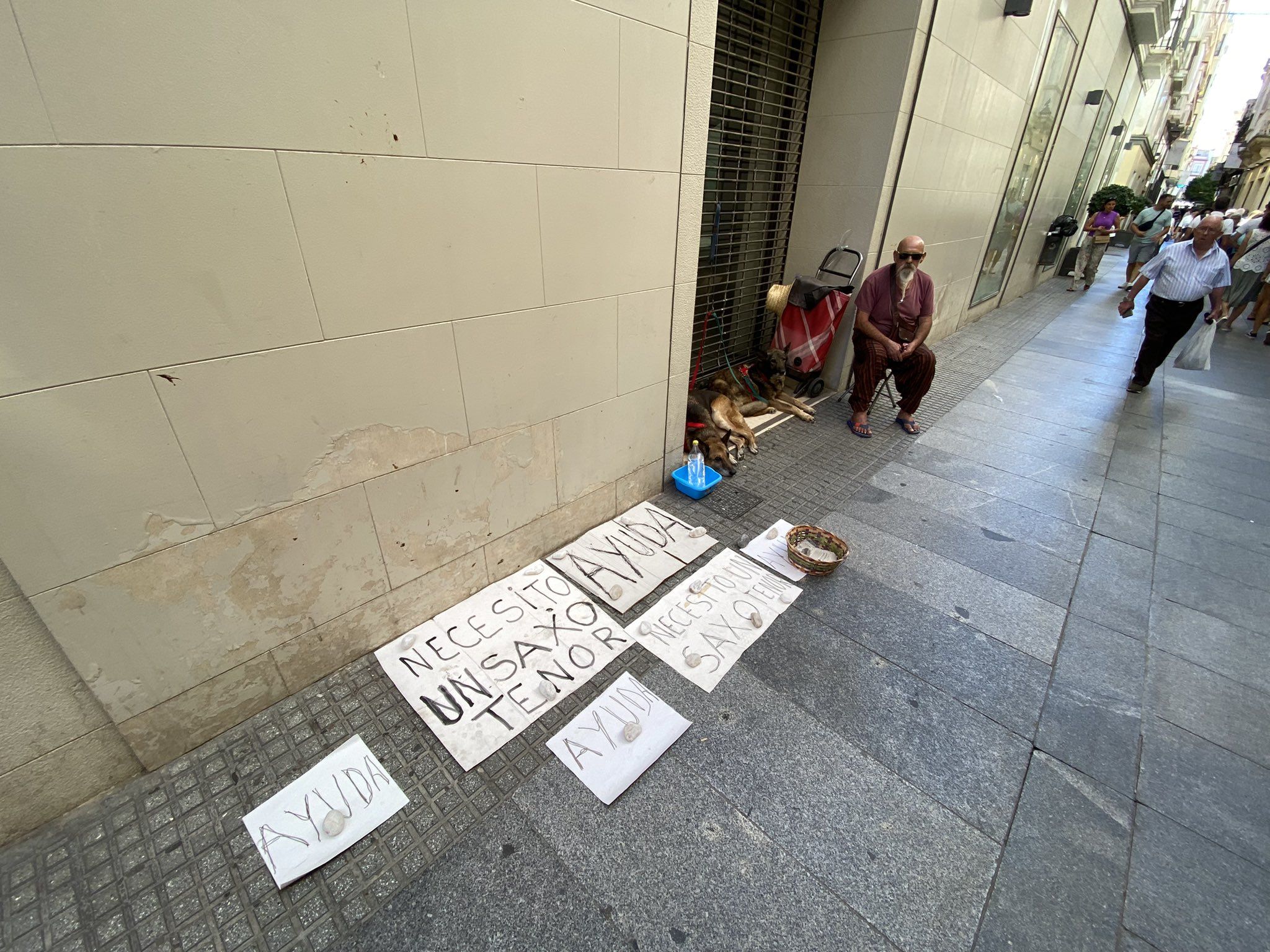 Juan de Dios, pidiendo en la calle para poder comprarse un instrumento nuevo. 