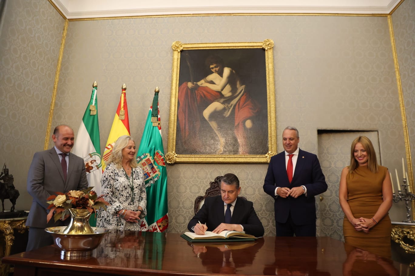 Antonio Sanz firma en el libro de honor de la Diputación de Cádiz, en presencia del presidente Juan Carlos Ruiz Boix..  