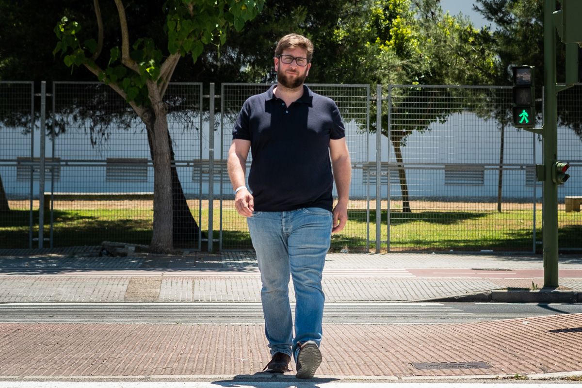 Miguel Urbán, cofundador de Podemos y diputado en el Parlamento Europeo, cruzando un paseo de peatones en Jerez. FOTO: MANU GARCÍA.