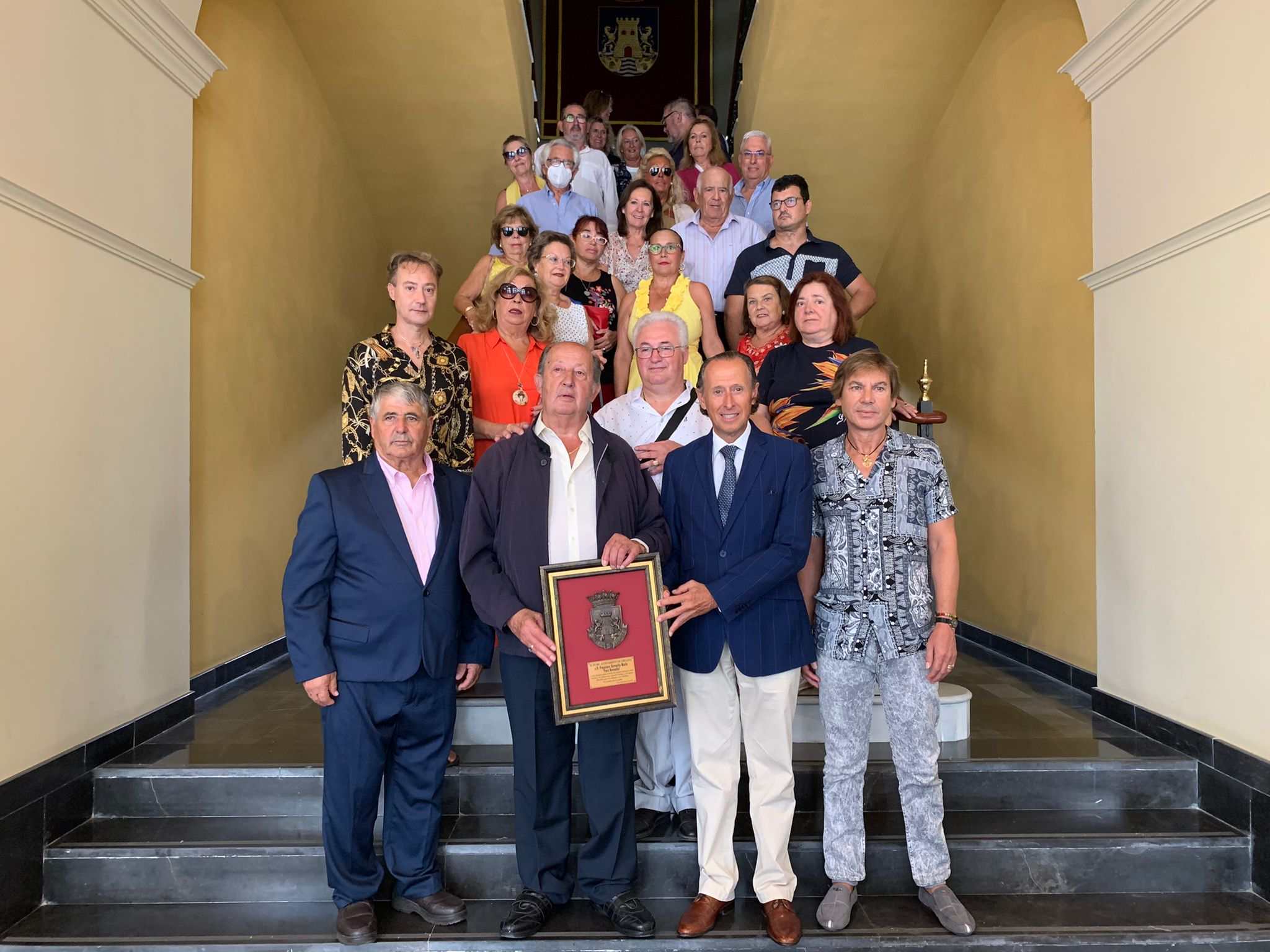 José María Román recibe a Paco Revuelta, chiclanero "en tierras extrañas" desde hace 60 años.