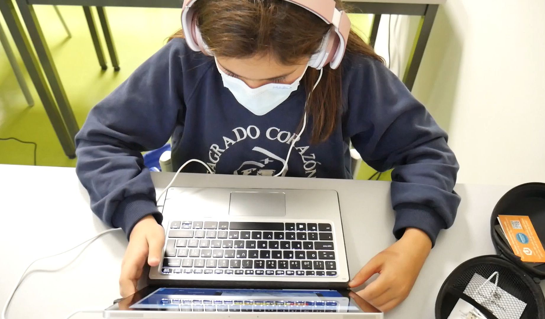 Una niña estudia inglés y aprende competencias digitales en Granada, donde ayudan a cómo dar una buena educación a nuestros hijos.
