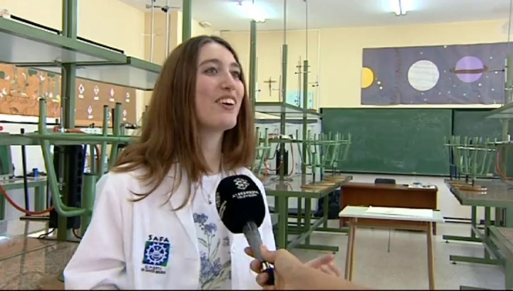 Carlota Armillas, entrevistada por Antena 3 en el SAFA de El Puerto, su antiguo instituto.