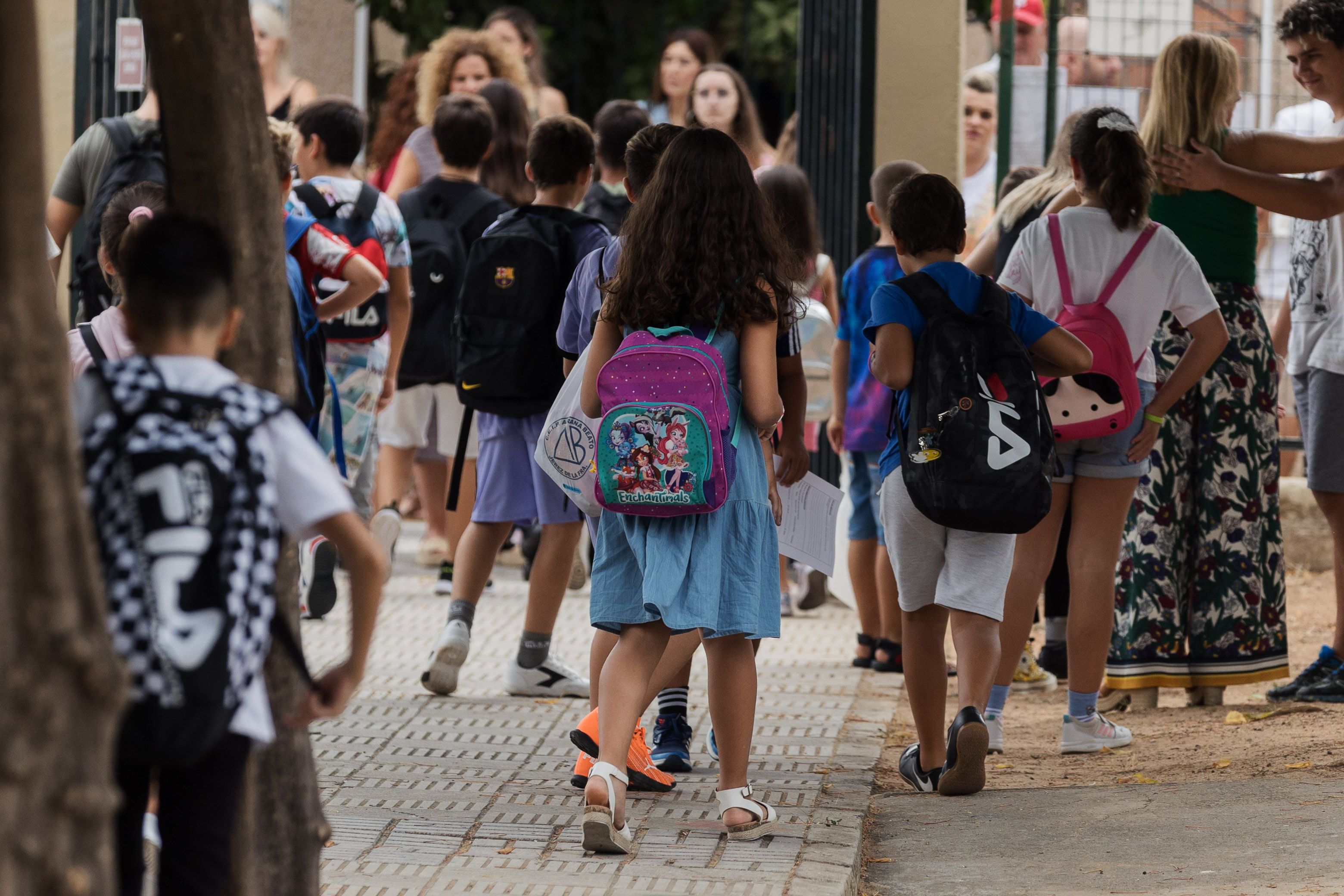 Alumnado a la entrada de un colegio andaluz.