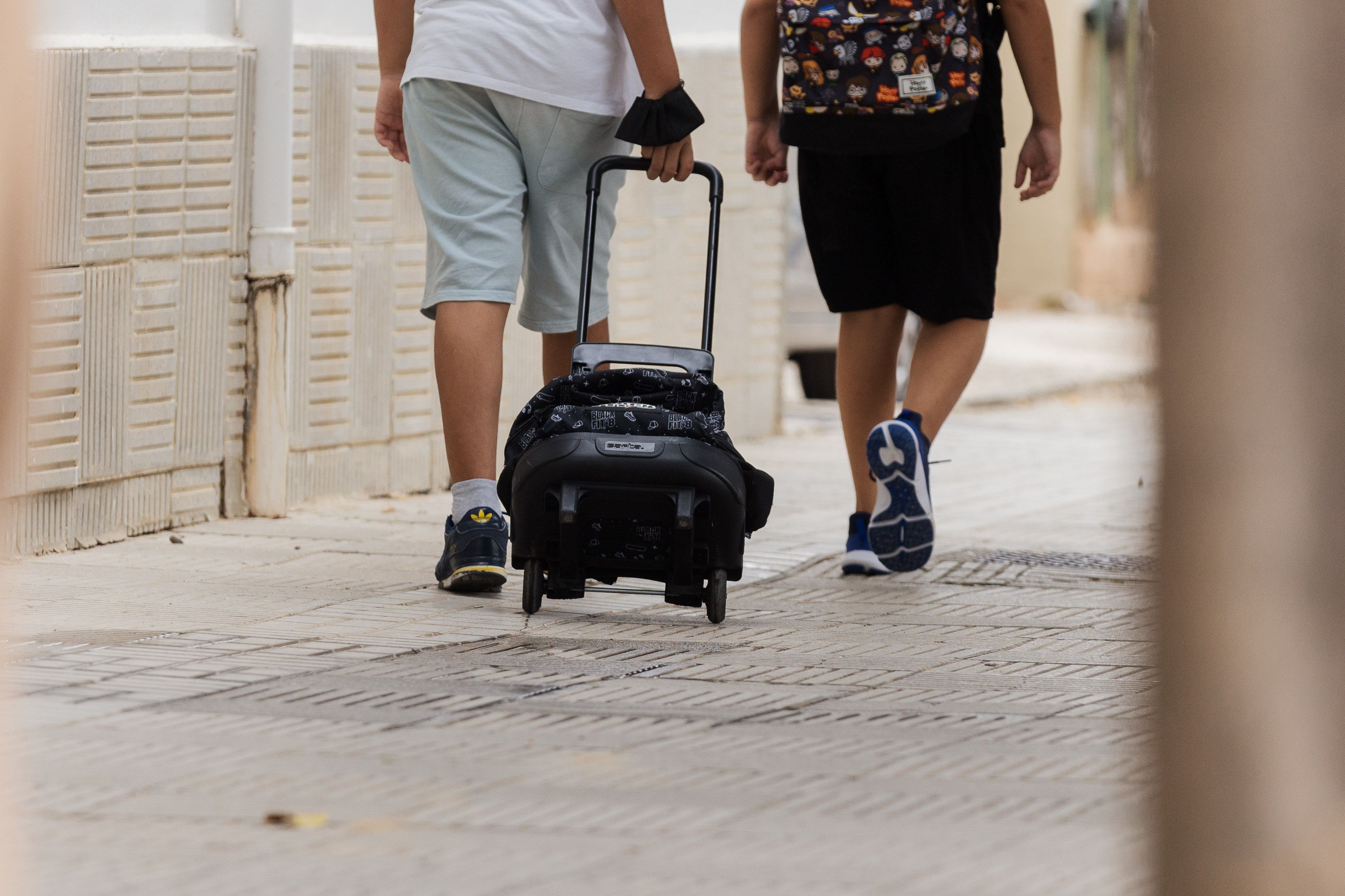 Dos alumnos camino del colegio, en una imagen de archivo.