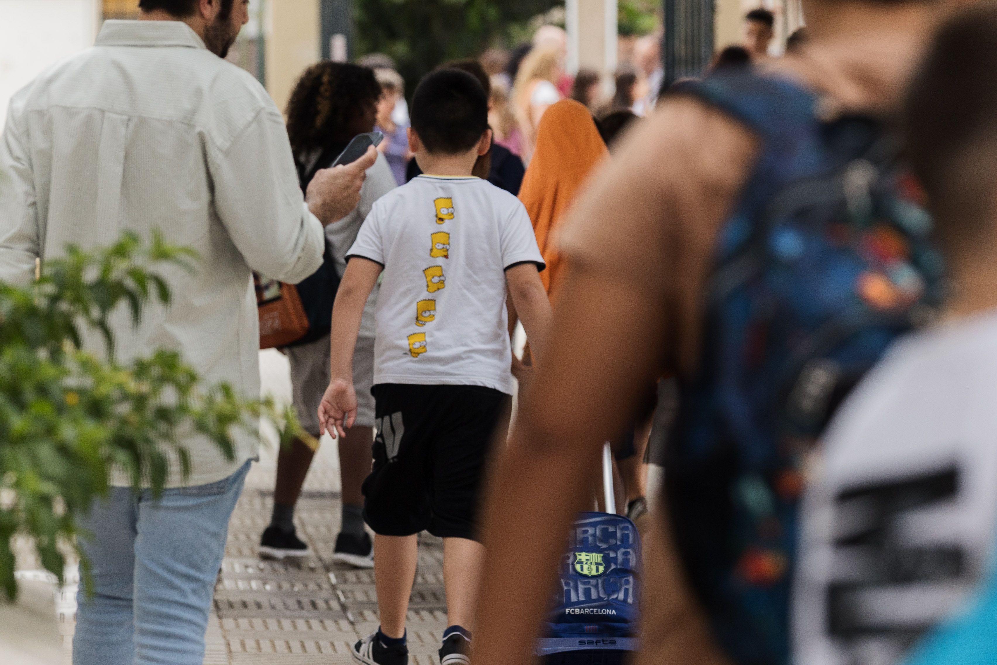 Niños a la entrada de un colegio, en una imagen pasada. Cádiz inicia un programa para impulsar la escolarización en centros públicos.