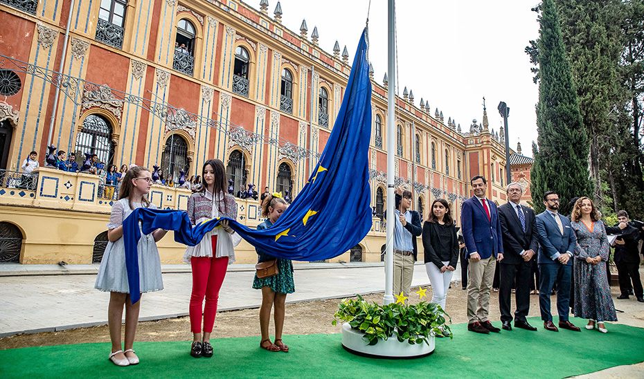 Izado de la bandera de la UE en el jardín del Palacio de San Telmo, el pasado 9 de mayo de 2019.