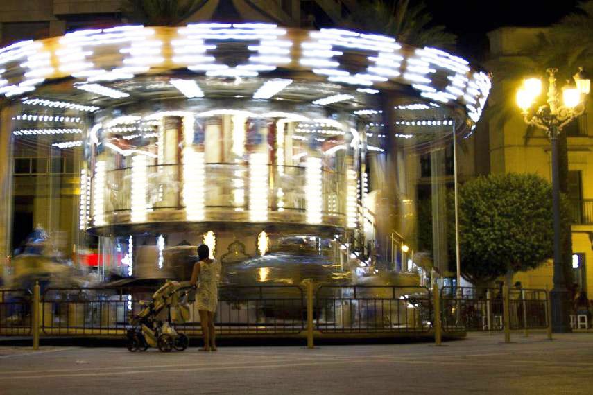 Tiovivo de época en la plaza del Arenal. FOTO: PABLO URIEL. 
