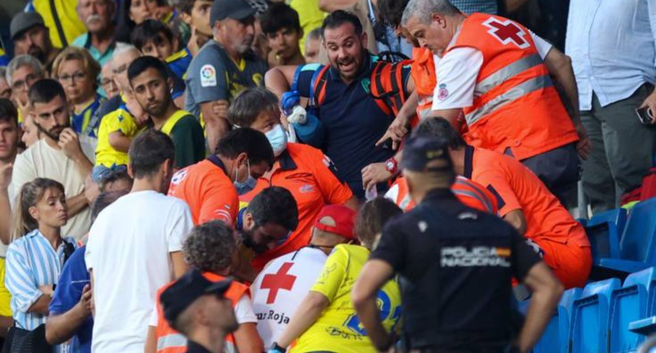 Momento en el que un equipo de emergencias del 061 EPES atiende al aficionado del Cádiz CF.
