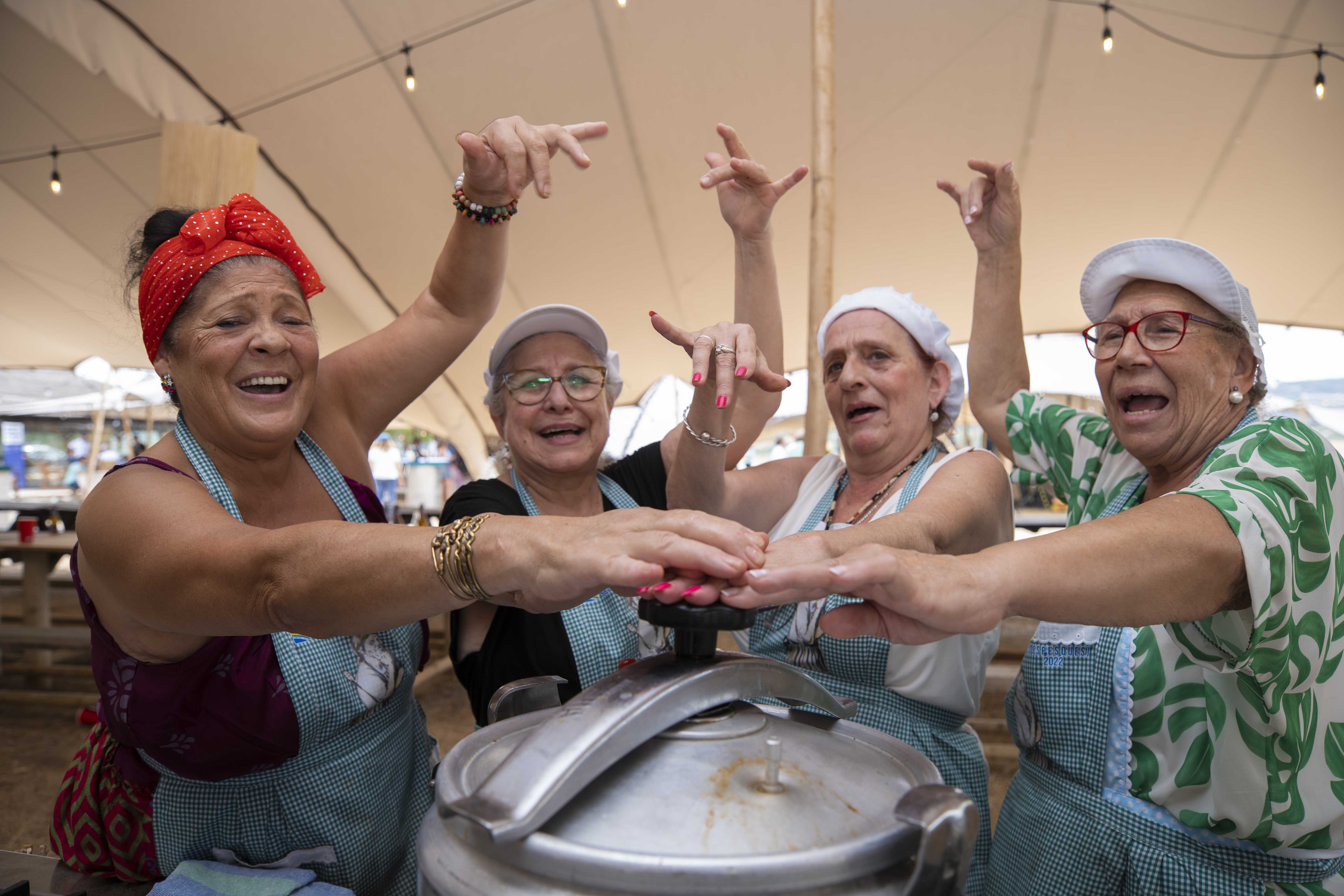 Las mujeres del barrio de Santiago de Jerez de la Frontera prepararon unos guisos gitanos. DESPESQUES