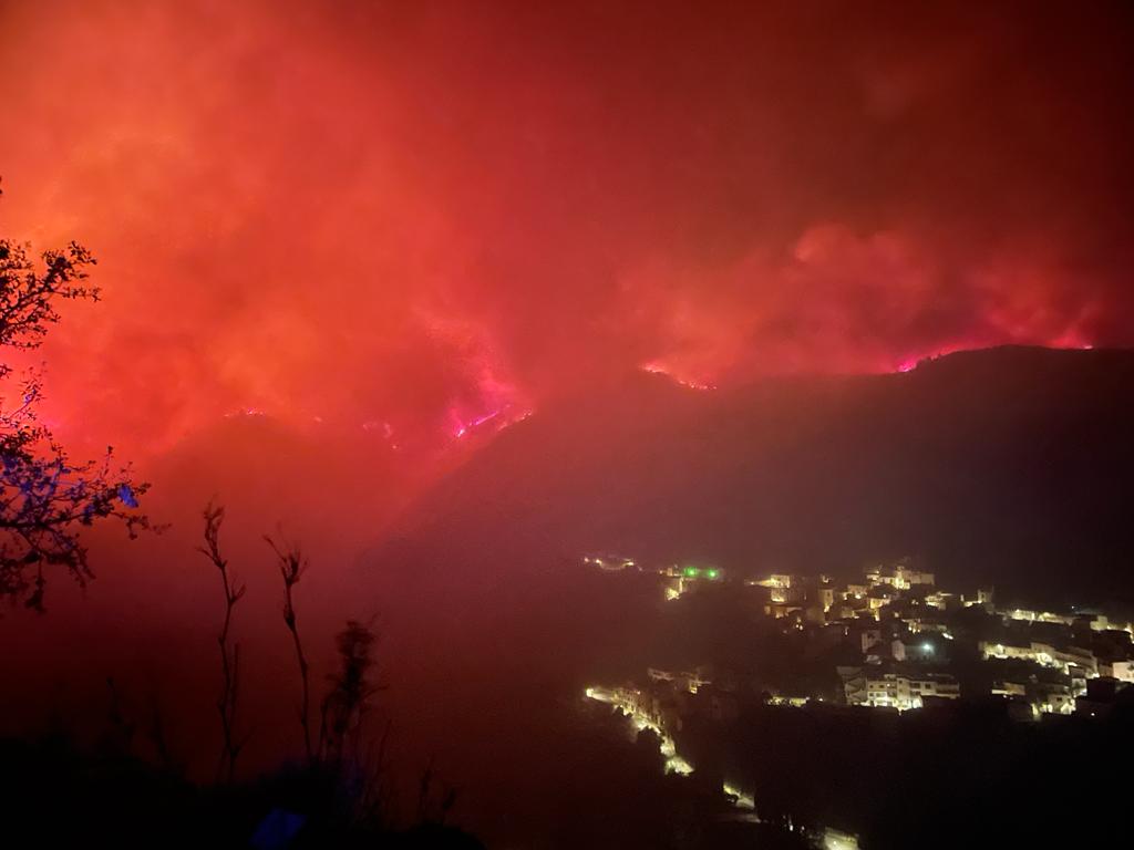 Impactante foto del incendio forestal en Los Guájarez, en una imagen de Twitter (Alhambra en Granada / @alhambraalh).
