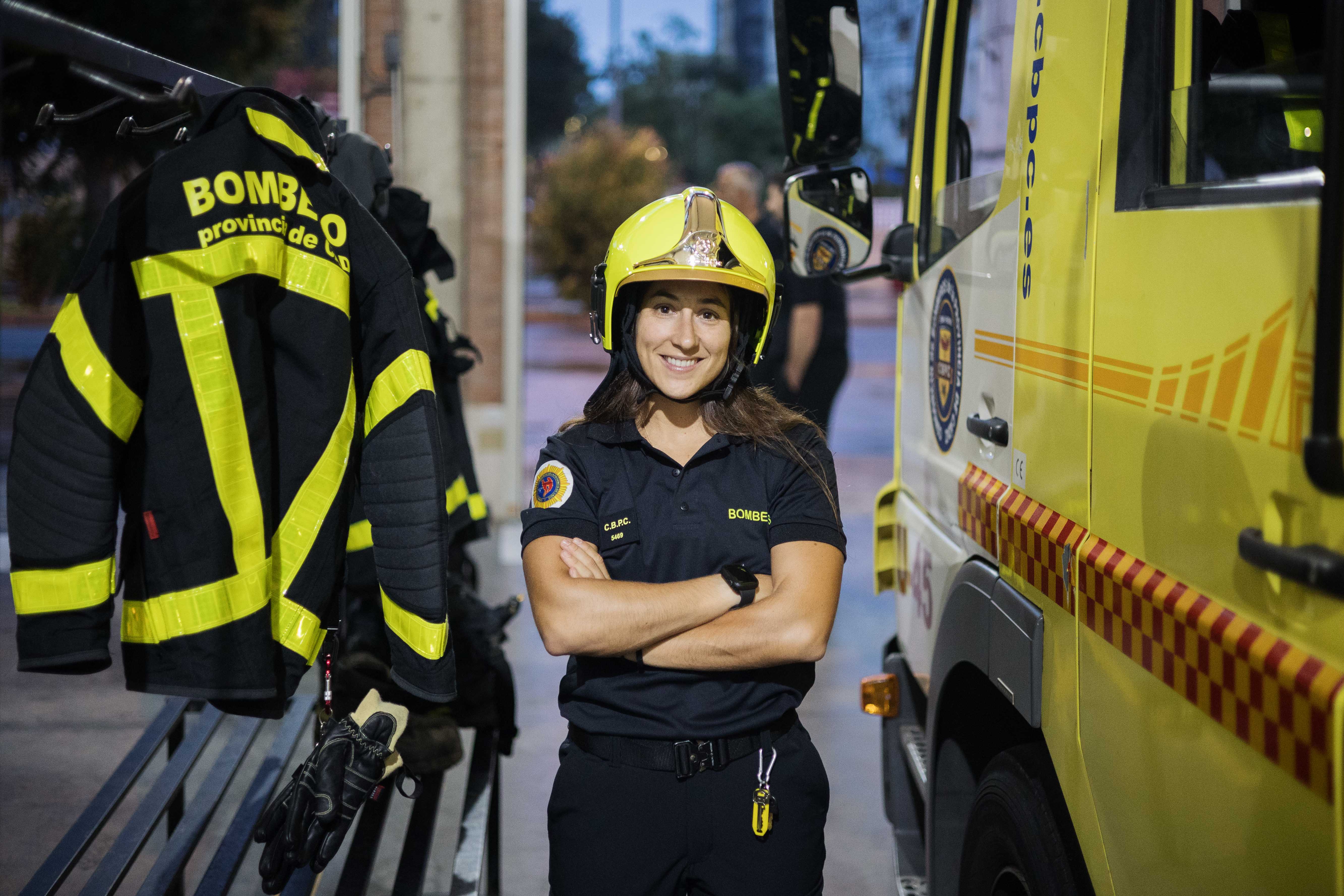 La gaditana Marta Jiménez, de 29 años,  la nueva bombera del parque de Jerez.