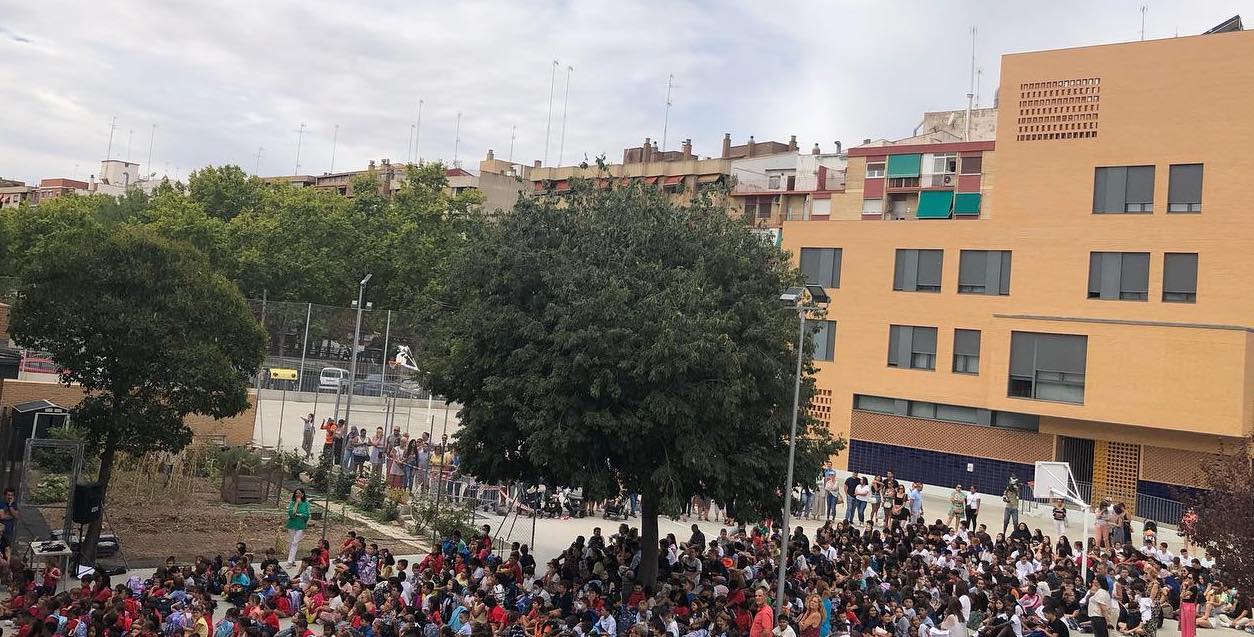 Alumnos del colegio Agustín Gericó de Zaragoza, donde estudia la niña que se intentó suicidar.