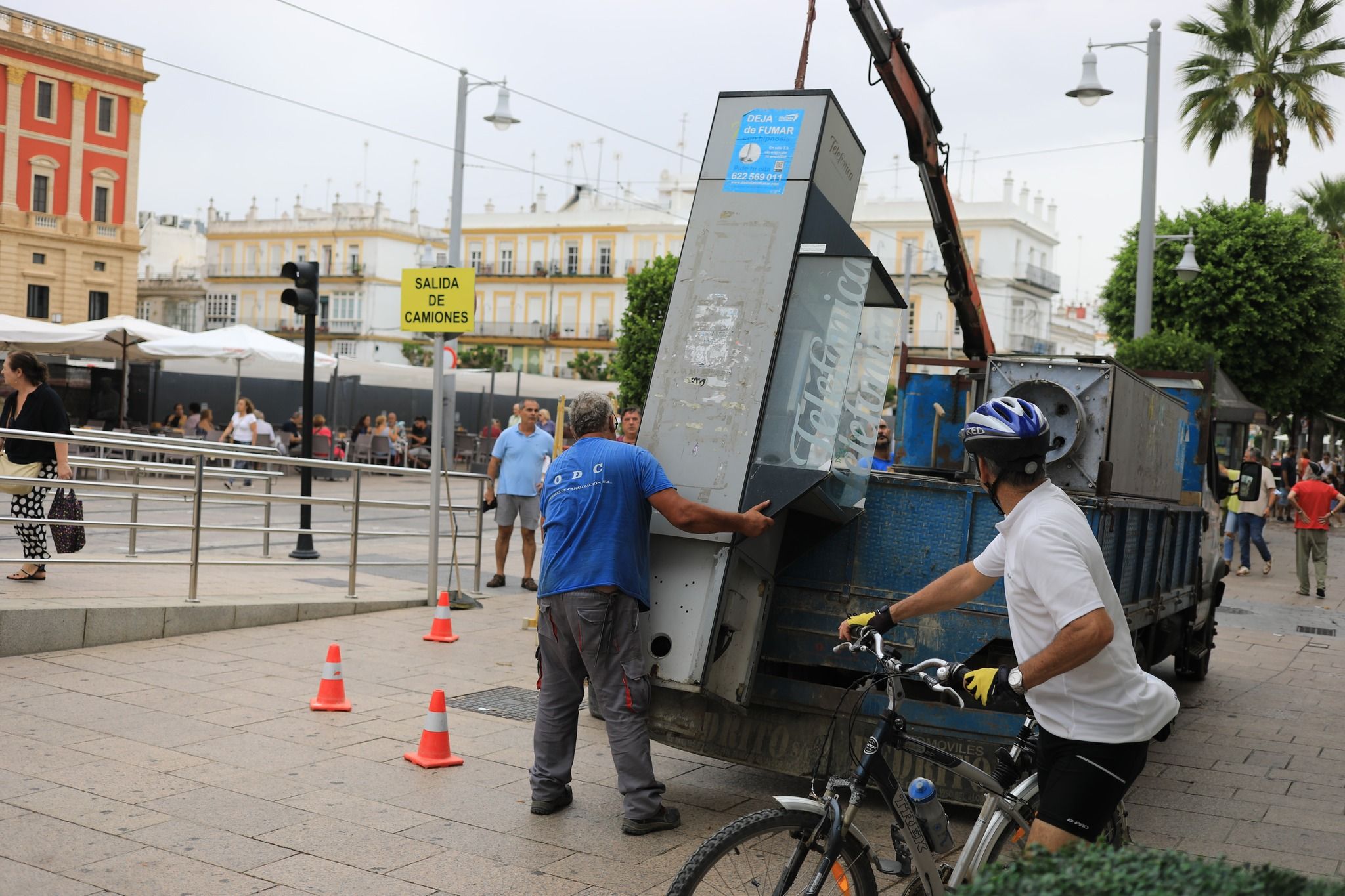 Retirada de una de las míticas cabinas de Telefónica.