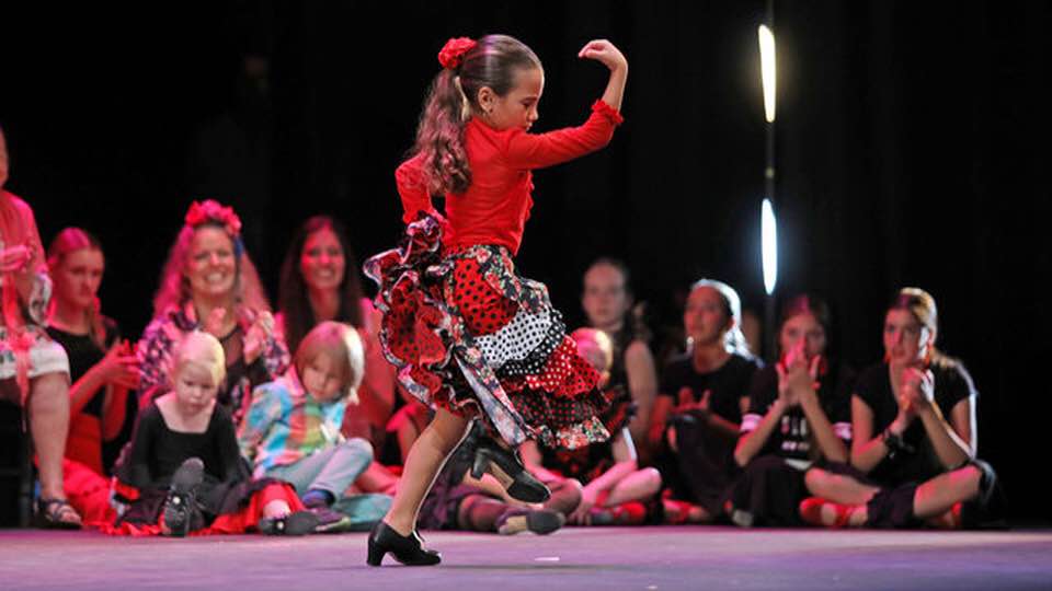 Un pequeña bailaora en el marco del festival de flamenco para niños Kriatura que acoge Jerez cada año, en una imagen del certamen.