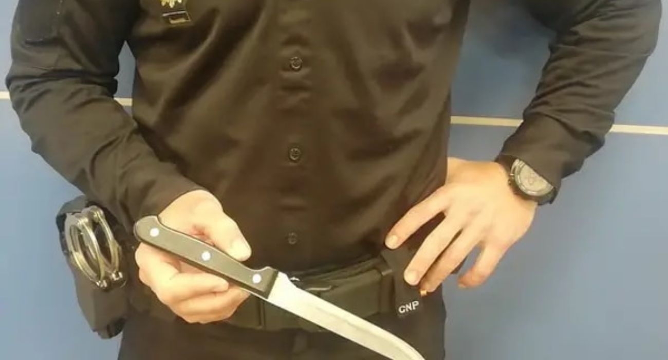 Un Policía Nacional, con un cuchillo de grandes dimensiones, en una imagen de archivo.