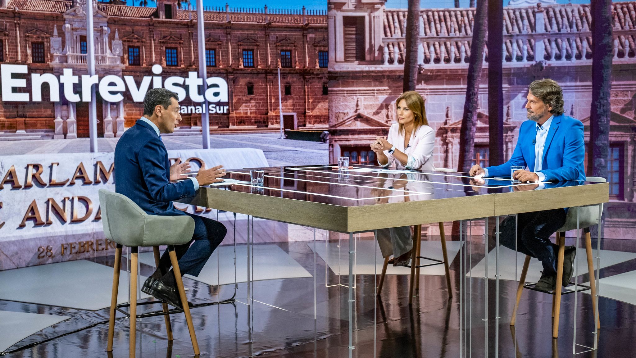El presidente Juanma Moreno, entrevistado por Victoria Romero y Teodoro León Gross, el pasado lunes por la noche en Canal Sur.