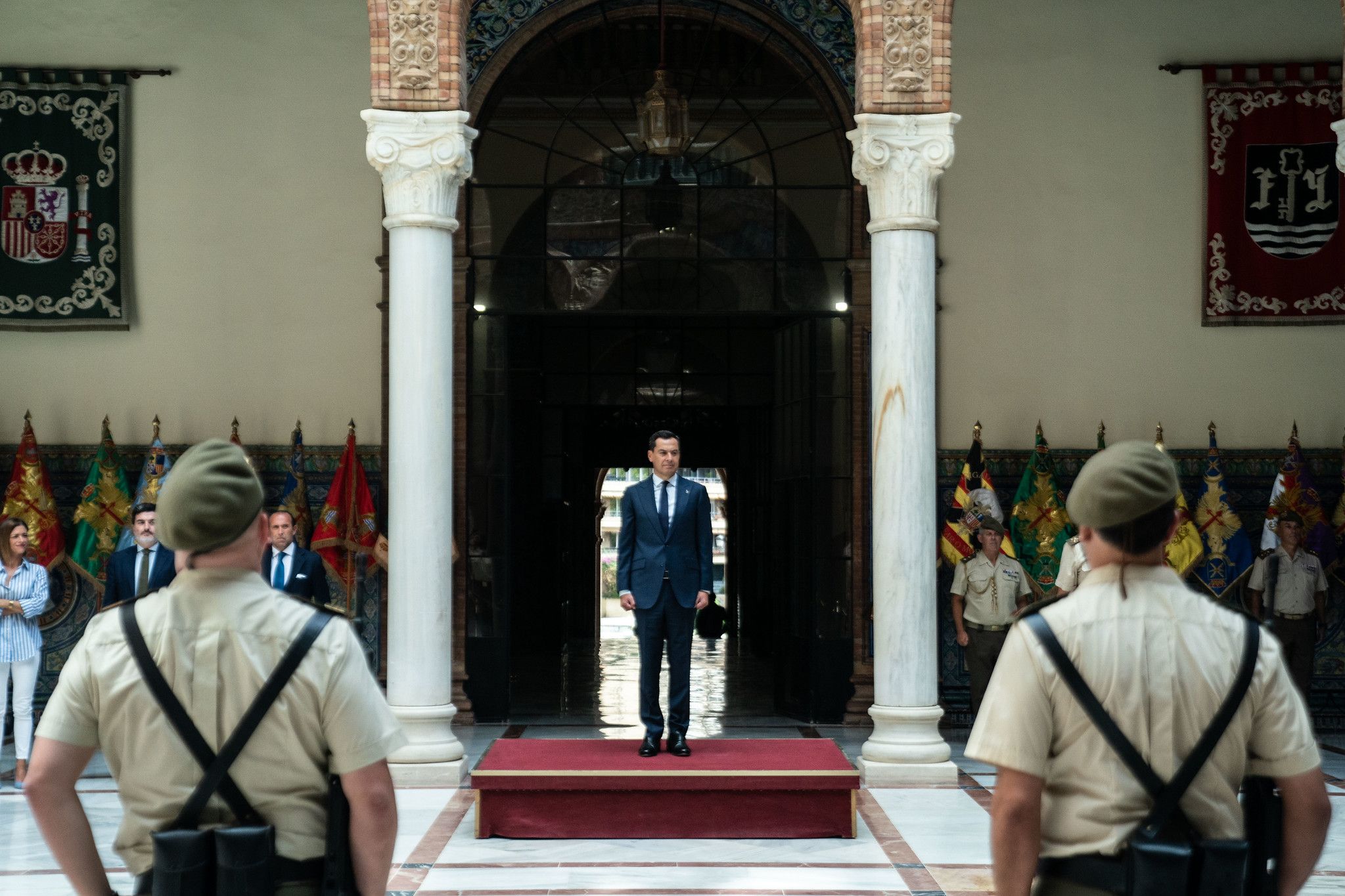 El presidente de la Junta, Juanma Moreno, de visita en el cuartel del Ejército de Tierra en Sevilla.