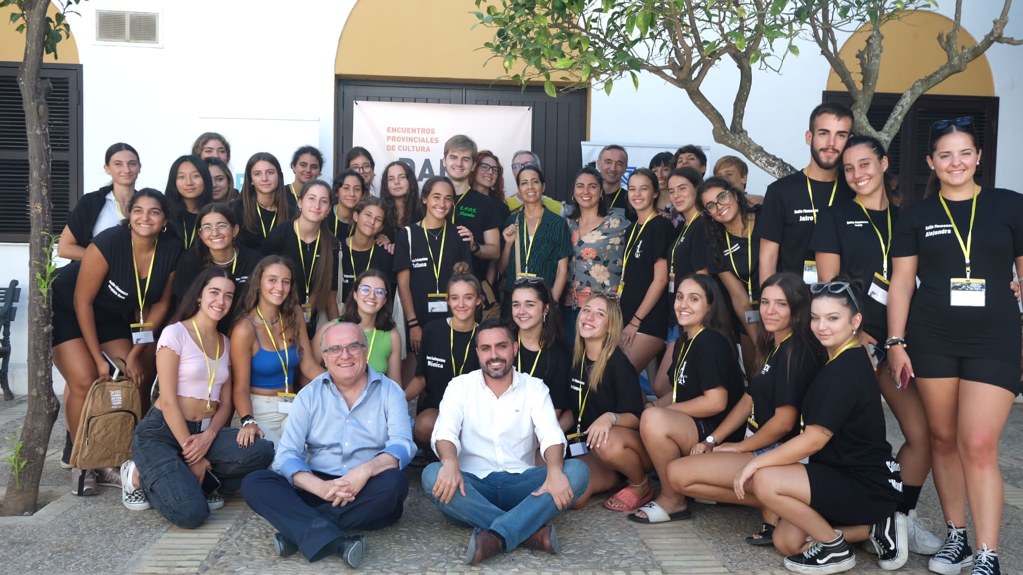 Foto de grupo tras el encuentro de danza, organizado por la Diputación de Cádiz, celebrado en Sanlúcar.