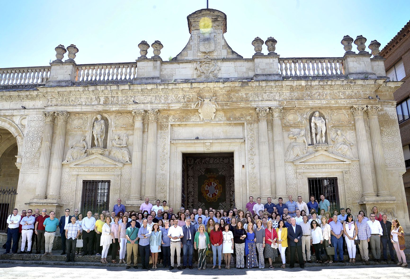Foto de familia tras la recepción municipal a los nuevos funcionarios.