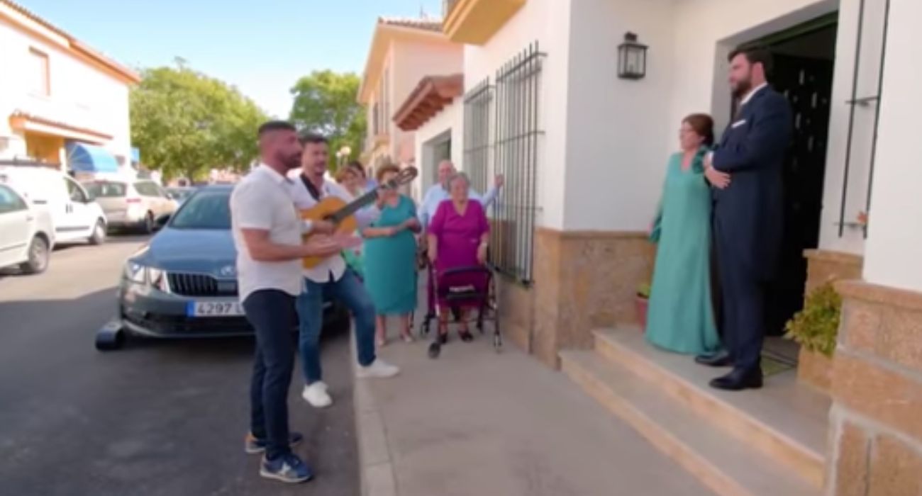 Emotiva dedicatoria en Guadalcacín de un hijo a su madre con el pasodoble cantado por Paco 'El Pellejo'.