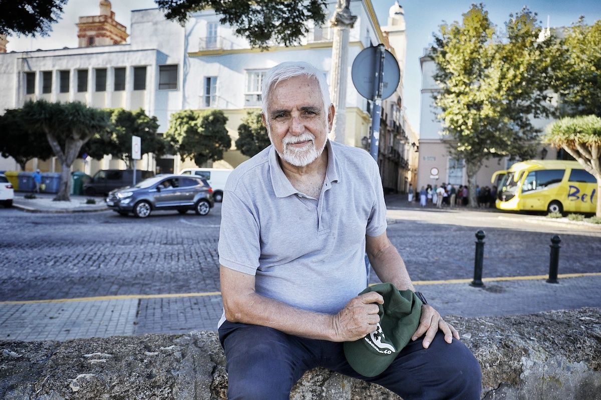 Aurelio Fernández, bisnieto del anarquista Abelardo Saavedra, posando para lavozdelsur.es.