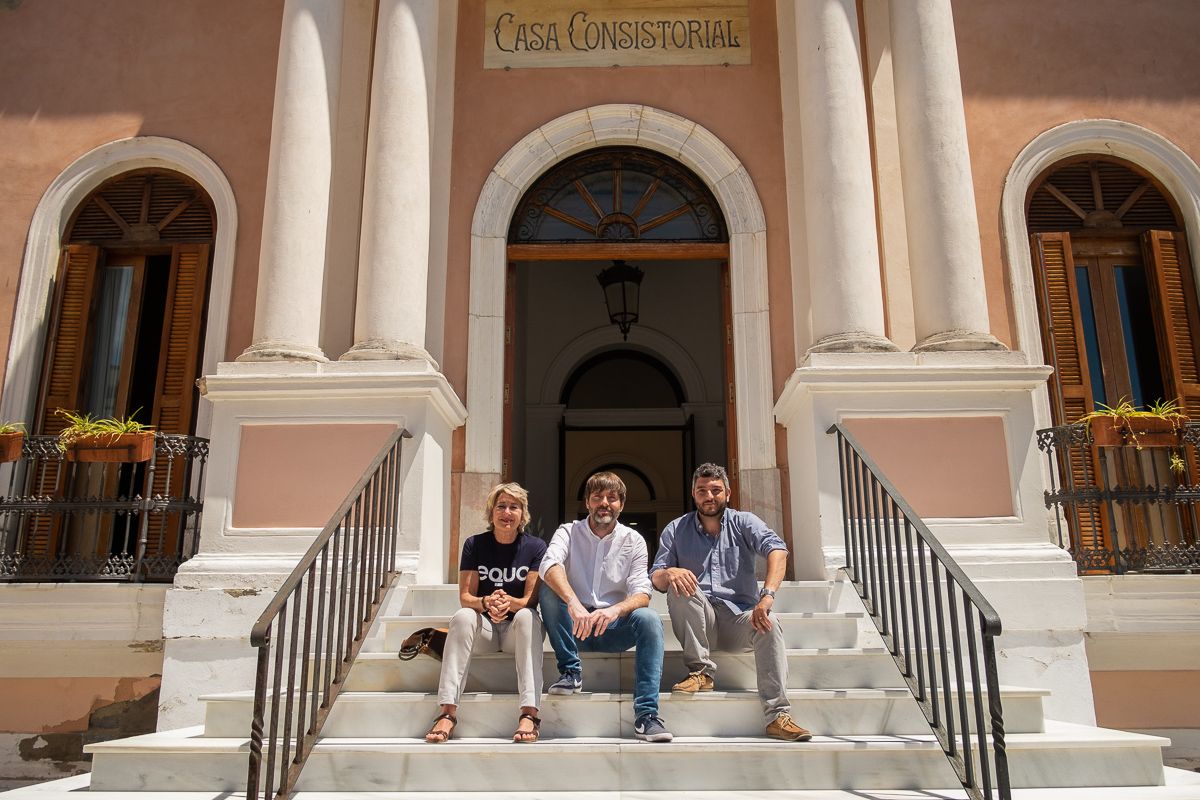 María Merello, Alfredo Charques y Antonio Villalpando posando para lavozdelsur.es en el Ayuntamiento de Puerto Real. FOTO: MANU GARCÍA. 