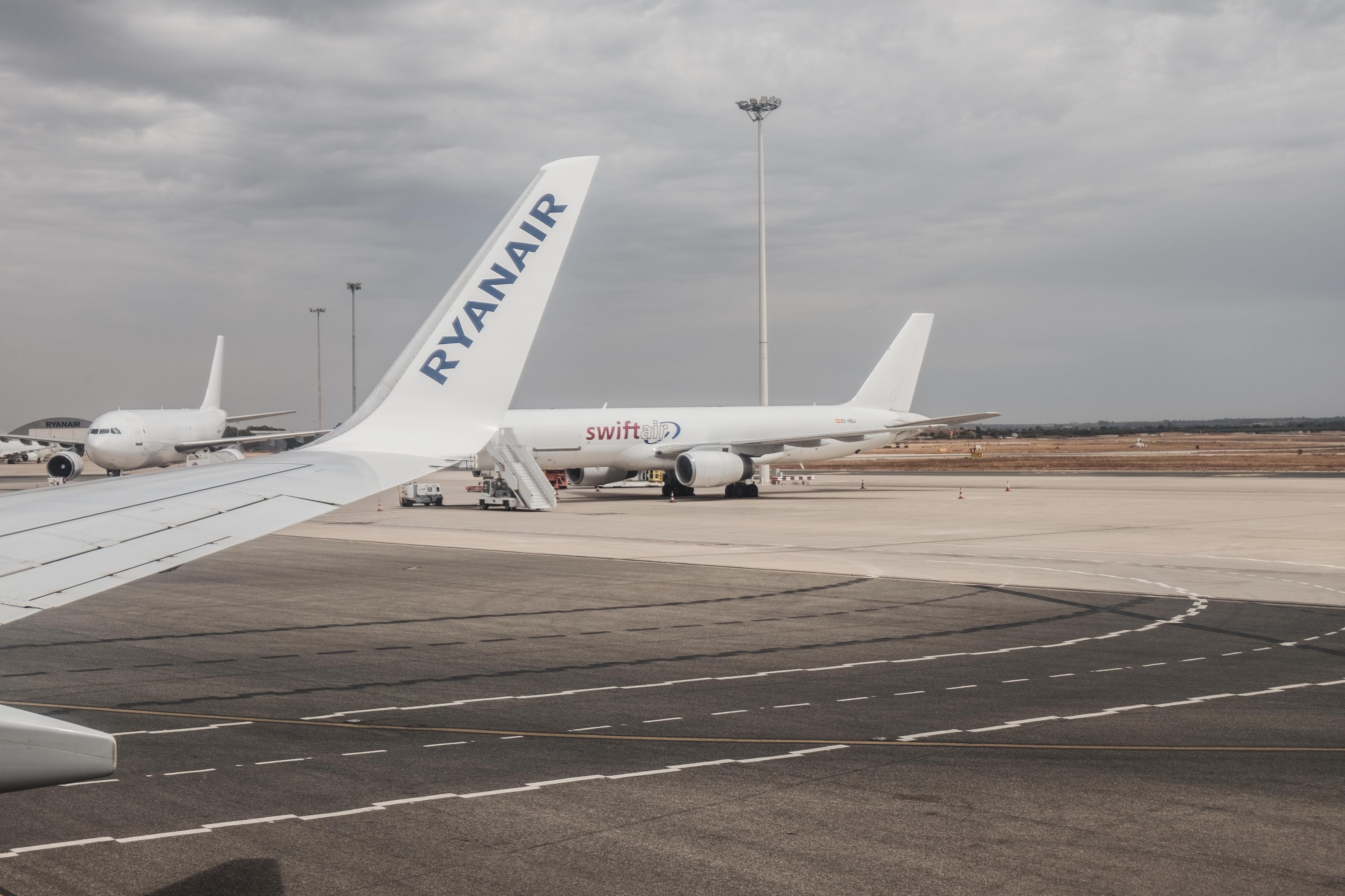 Un avión de Ryanair a punto de despegar en el Aeropuerto de Sevilla.