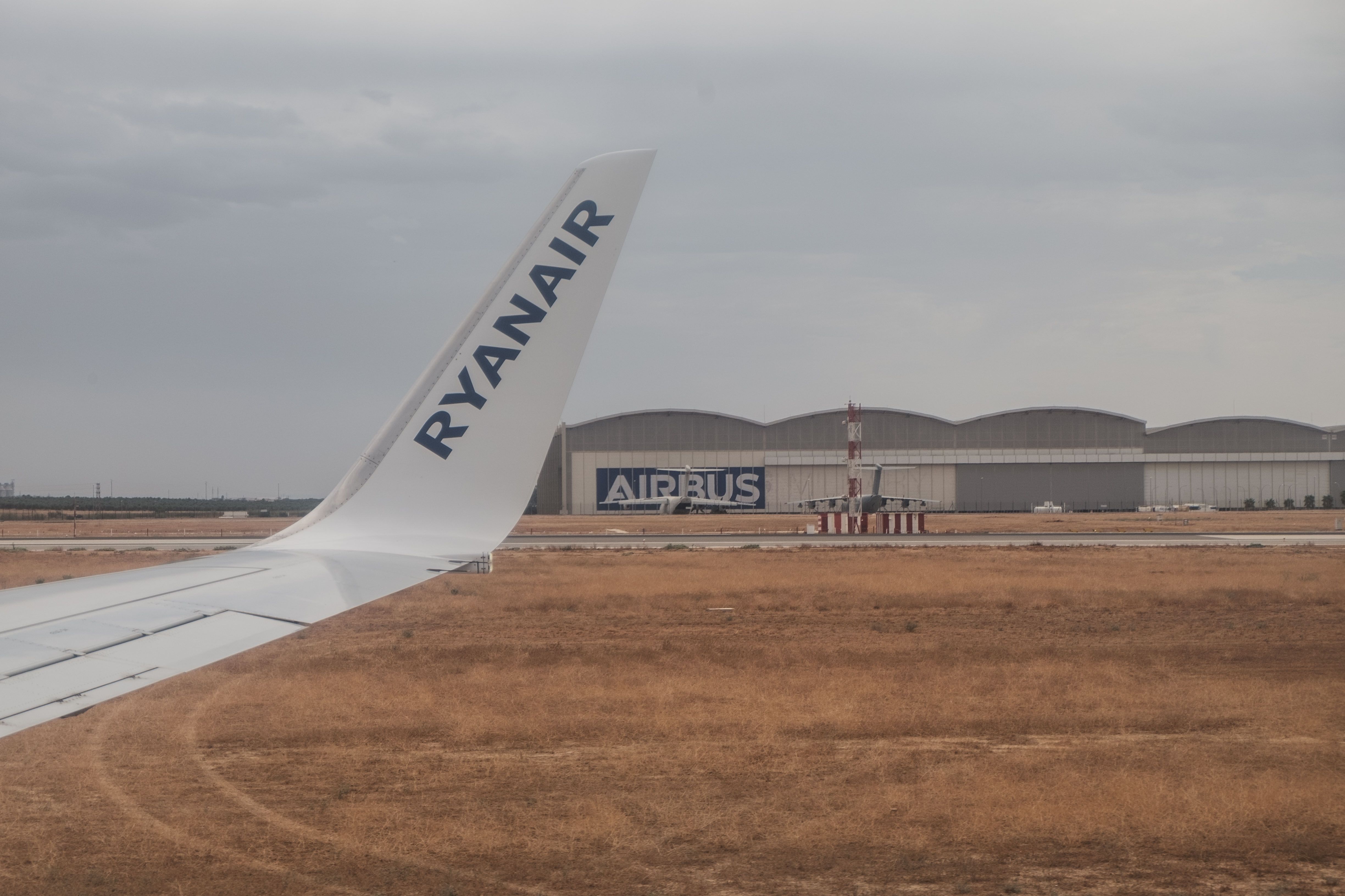 Un vuelo de Ryanair en el Aeropuerto de Sevilla, en una imagen reciente.
