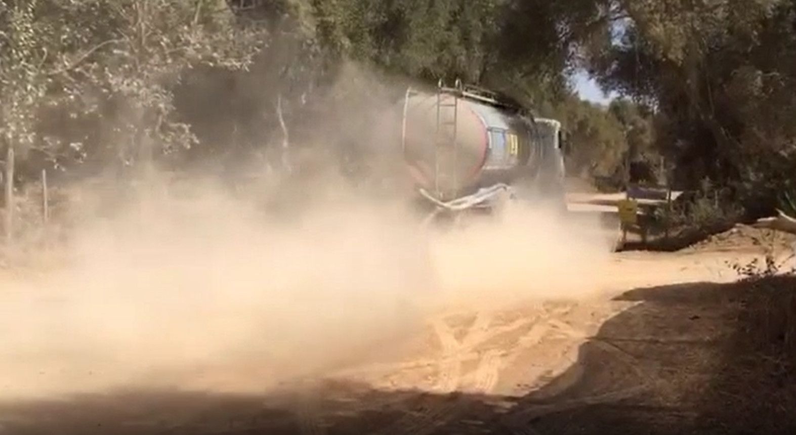 Un camión levanta polvo al pasar por el carril de San Ambrosio, en Barbate.  CEDIDA