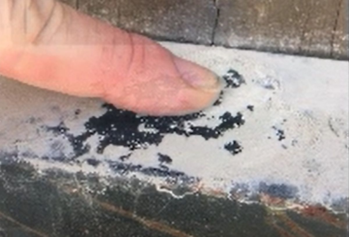 Polvo acumulado en las casas de los vecinos.