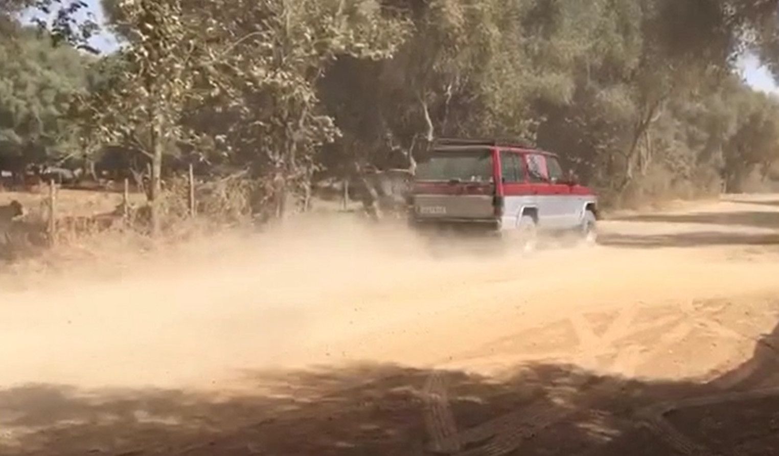 Polvo movilizado por un vehículo que pasaba por la vía.