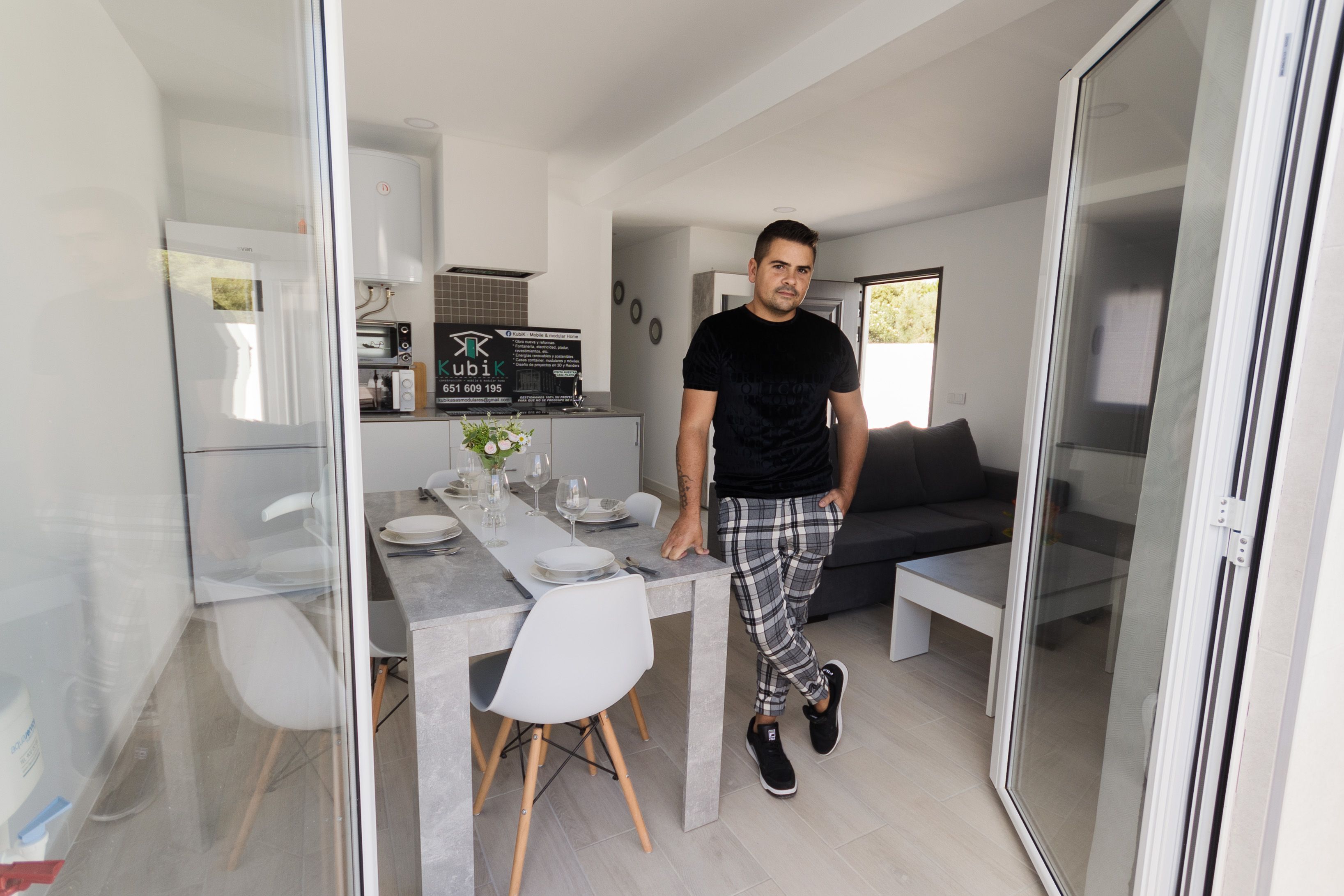 El chiclanero Adán Carmona en la casa piloto que ha fabricado en un 'container' marítimo.