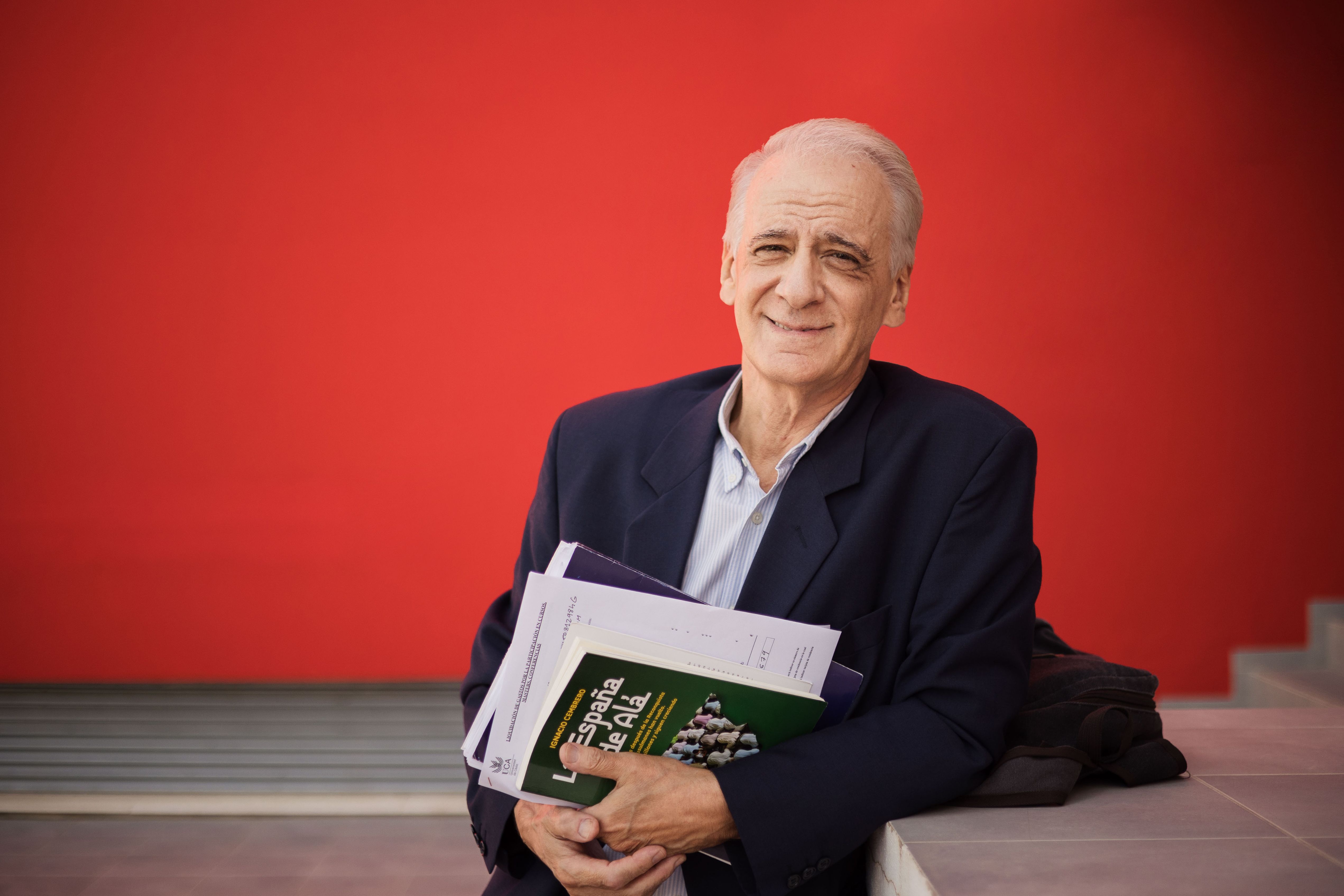 El periodista Ignacio Cembrero, con su libro 'La España de Alá', posando para lavozdelsur.es.