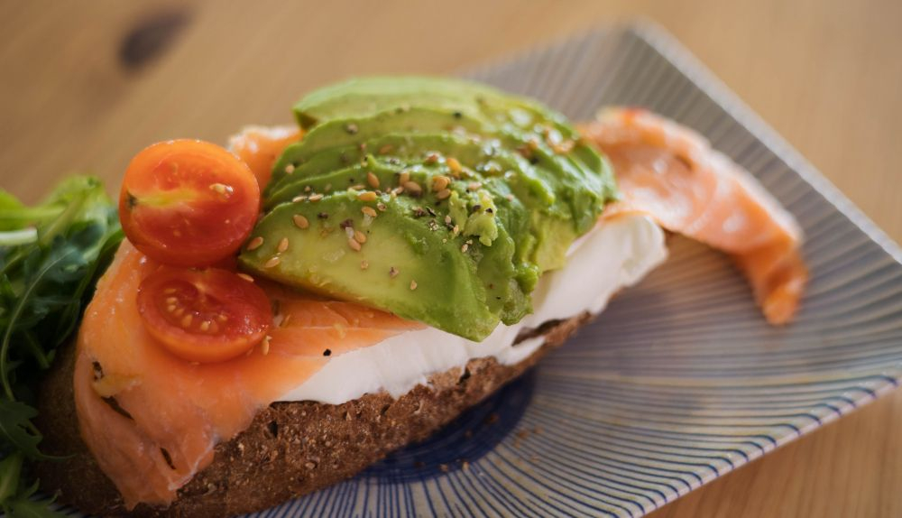 Tostada con aguacate y salmón.