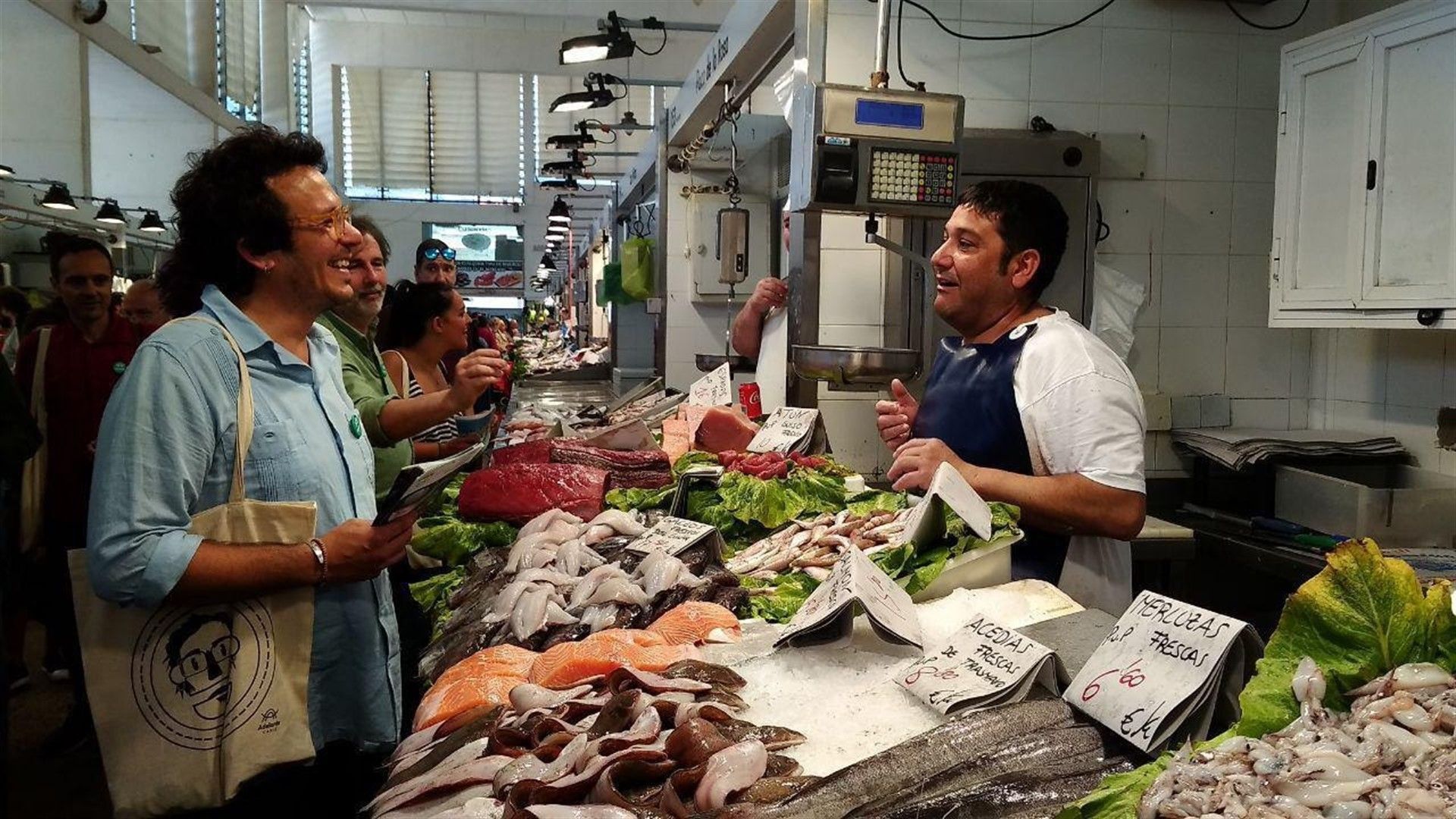 El alcalde de Cádiz y candidato de Adelante Cádiz comprando en una pescadería. Foto: Europapress.